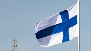 Suomen lippu liehuu